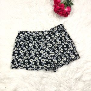 RUE 21 SHORT BLACK FLOWER PRINT SIZE L